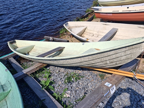 Myydään lasikuitu soutuvene