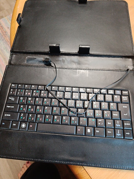 USB-näppäimistö tablet-koteloon, musta