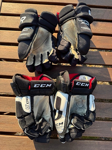 Bauer Vapor X60 ja CCM jääkiekkohanskat 12"–13" musta/valkoinen