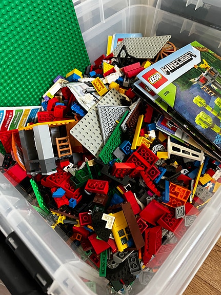 LEGO-palikoita iso laatikollinen