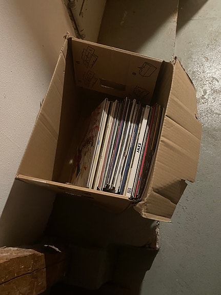 LP-levyjä pahvilaatikossa