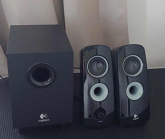 Logitech tietokonekaiuttimet