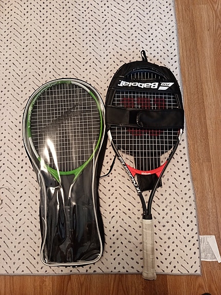 Slazenger ja Babolat tennismailat suojapusseilla