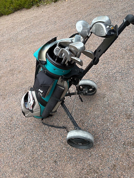 Golfbägi ja mailat kärryillä