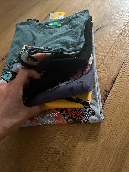 Benetton poikien t-paidat koko 164 kirjava