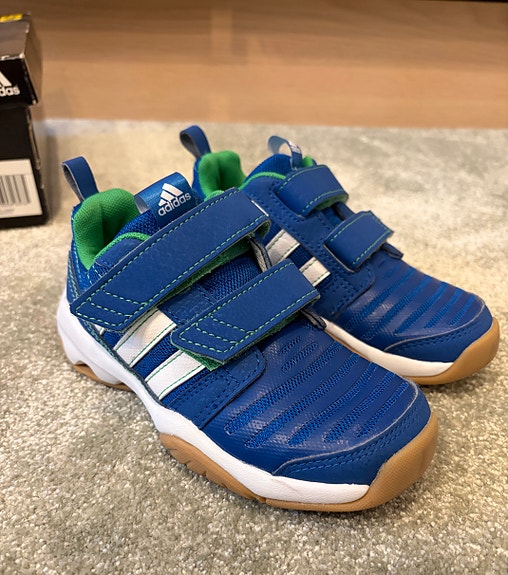 Adidas sisäpelikengät 28