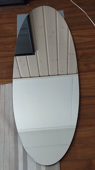 Soikea peili seinälle