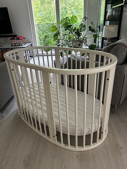 Stokke pinnasänky valkoinen ovaali