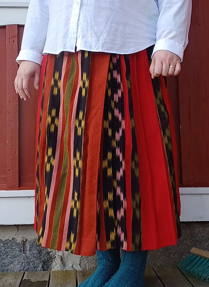 Myydään Eteläpohjanmaan kansallispuvun hame ja vihreä essu, liivi ja tasku