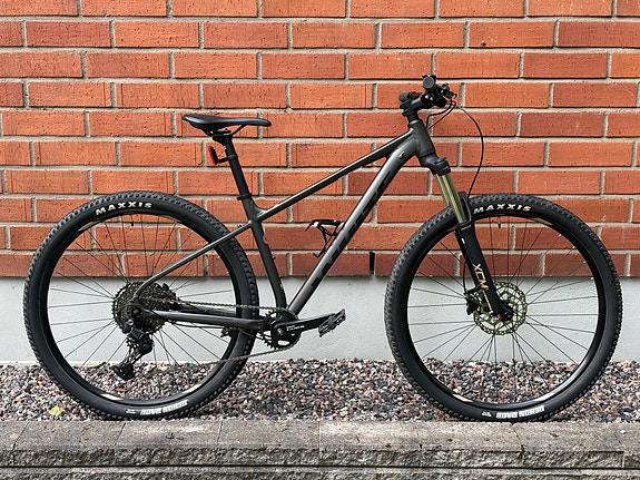 UUSI White XC Pro -maastopyörä (M-koko)