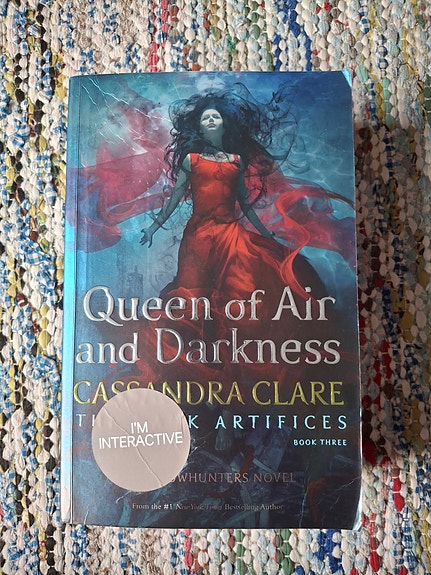 Cassandra Clare Queen of Air and Darkness kirja englanniksi