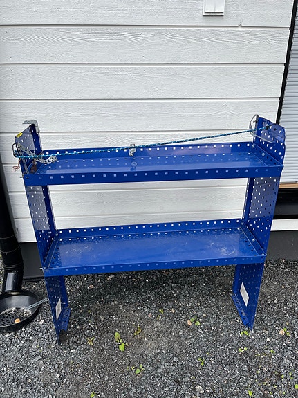 Sininen metallinen hylly