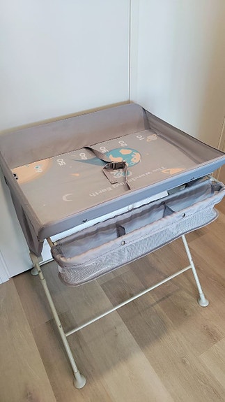 kokoontaitettava hoitopöytä