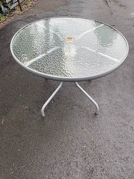 Pyöreä lasinen puutarhapöytä 92 cm – metallirunko, aurinkovarjon paikka