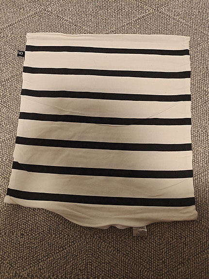 Anno musta-valkoraidallinen tyynynpäällinen