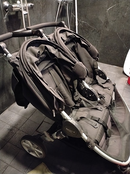 Britax tuplarattaat musta
