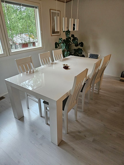 Valkoinen ruokapöytä