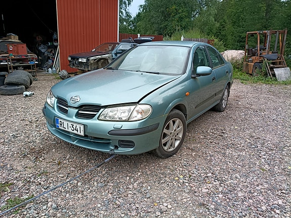 Nissan Almera 1,5 4d sedan -01 osina alk 5€