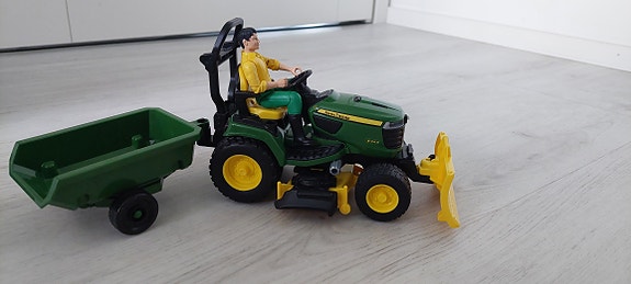 Bruder John Deere ruohonleikkuri, peräkärry ja hahmo