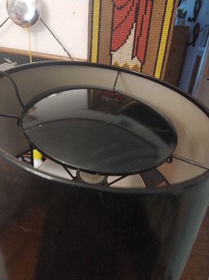 IKEA musta lattiavalaisin
