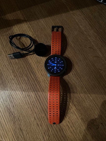 Suunto urheilukello oranssilla rannekkeella unisex