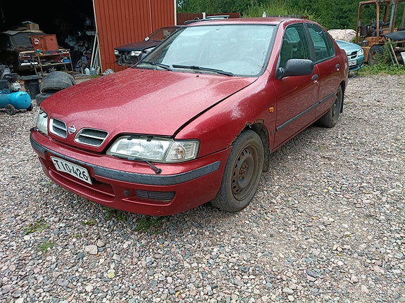 Nissan Primera 4d 1.6 -98 osina alk 5€.