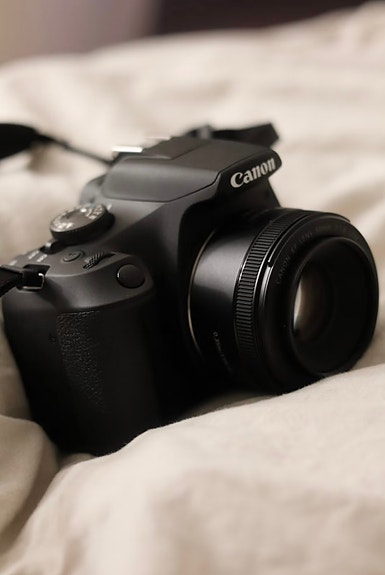 Uusi Canon eos 2000d, parilla linssillä ja muistikortilla