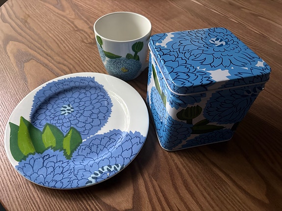 Marimekko Primavera muki, lautanen ja peltirasia sininen
