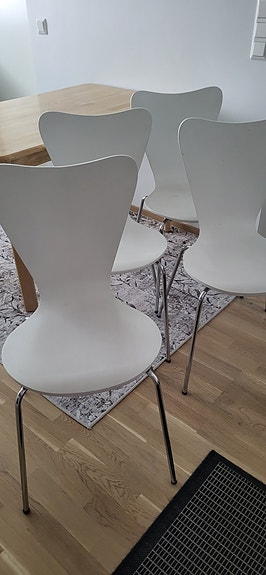 Ruokapöydän tuoli 4 kpl, yhteensä 10 €