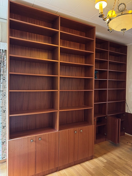 Laadukas kirjahylly (2 x 157cm leveää moduulia)