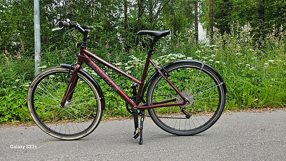 Myydään hyväkuntoinen Yosemite hybridipyörä 28" 7 Vaihteinen