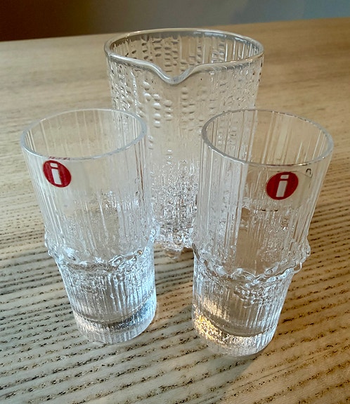 Tapio Wirkkalan suunnittelemat snapsilasit ja kaadin