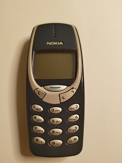 Nokia 3310 uudella akulla ja laturilla