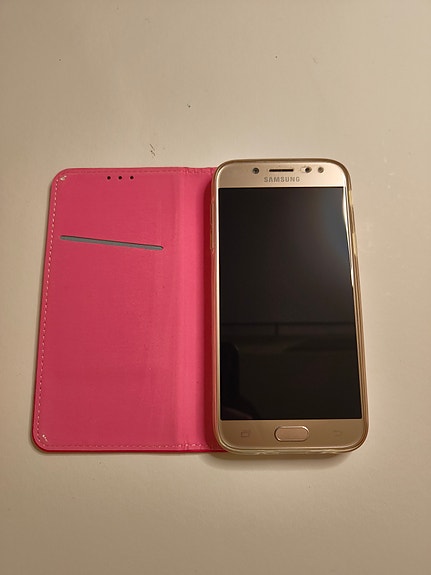Samsung J5 pinkeillä kuorilla