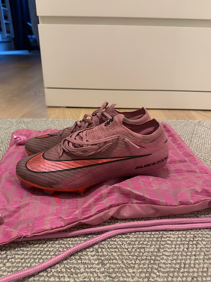 Nike mercurial jalkapallo kengät