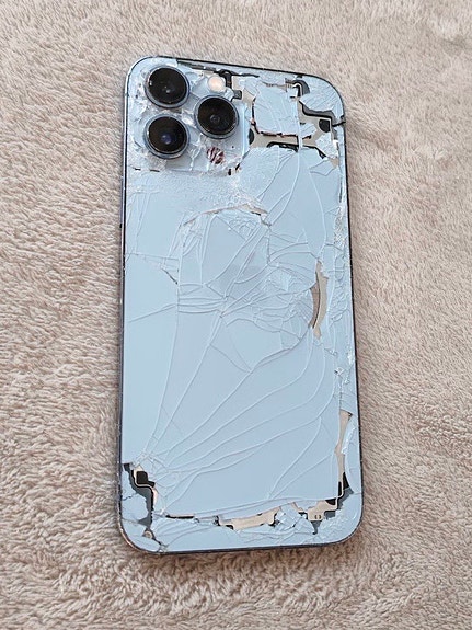 Kiikarissa rikkinäinen Apple iPhone 13 Pro Max
