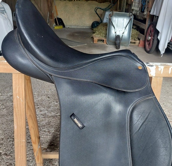 Wintec Cair -satula 17,5" musta