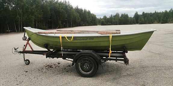 Suomi 420 soutuvene ja traileri