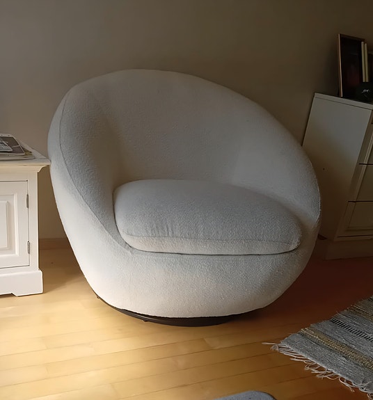 Pyörivä nojatuoli. Masku.