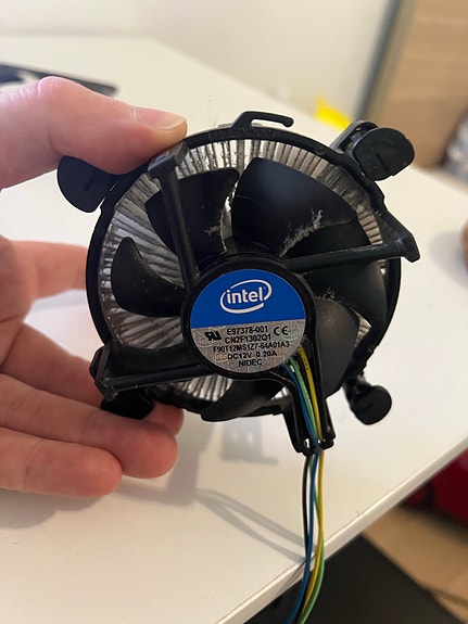 Intel prosessorin jäähdytin tuuletin ja jäähdytyssiili
