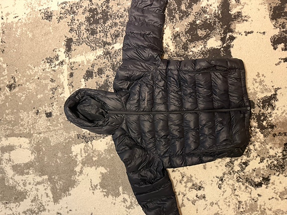 Musta Peak Performance toppatakki