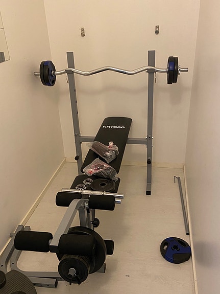 Varattu penkki levytangolla ja painoilla