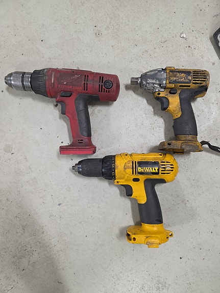 Dewalt ja Milwaukee akkuporakoneet ja mutterinväännin