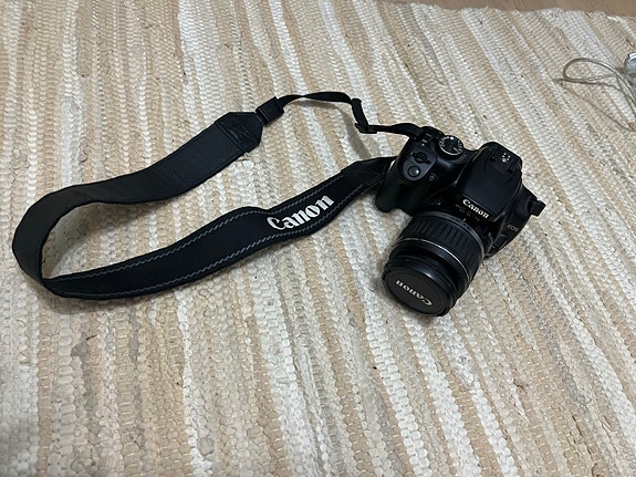 Canon 400d järjestelmäkamera objektiivilla
