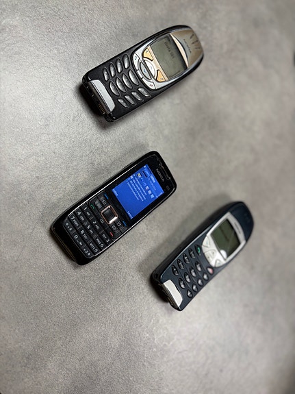 Nokia 6310i + Nokia E51 + Nokia 6310 (paketti)