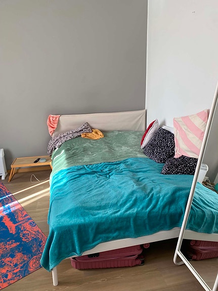 IKEA SLATTUM sänky + IKEA HAMARVIK patja (140 × 200 cm)