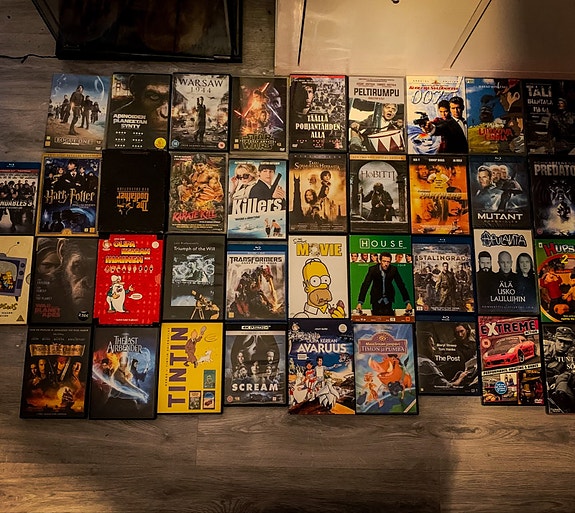 Iso läjä elokuvia (dvd /blu-ray) laidasta laitaan