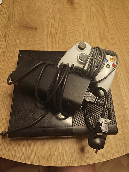 Xbox 360 E 250GB + ohjain + virtalähde