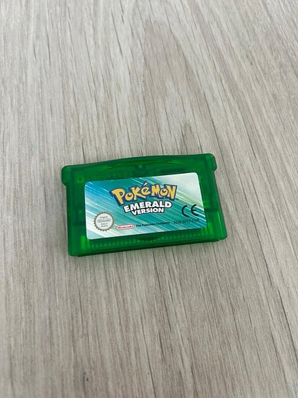 Pokemon Emerald Game Boy Advance peli