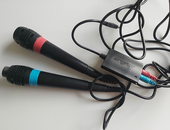 SingStar langalliset mikrofonit + USB-adapteri